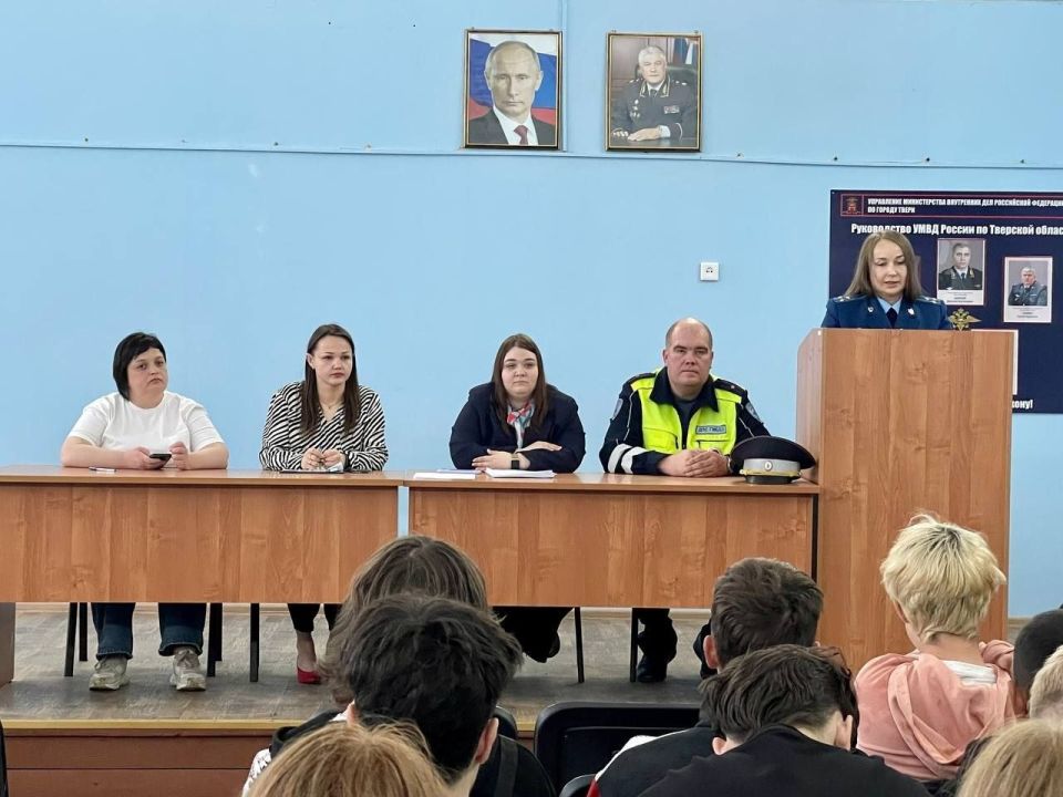 Сотрудники Госавтоинспекции города Твери провели занятие с подростками, состоящими на учете в органах и учреждениях, осуществляющих профилактику безнадзорности и правонарушений несовершеннолетних Сотрудники Госавтоинспекции города Твери провели занятие с подростками, состоящими на учете в органах и учреждениях, осуществляющих профилактику безнадзорности и правонарушений несовершеннолетних