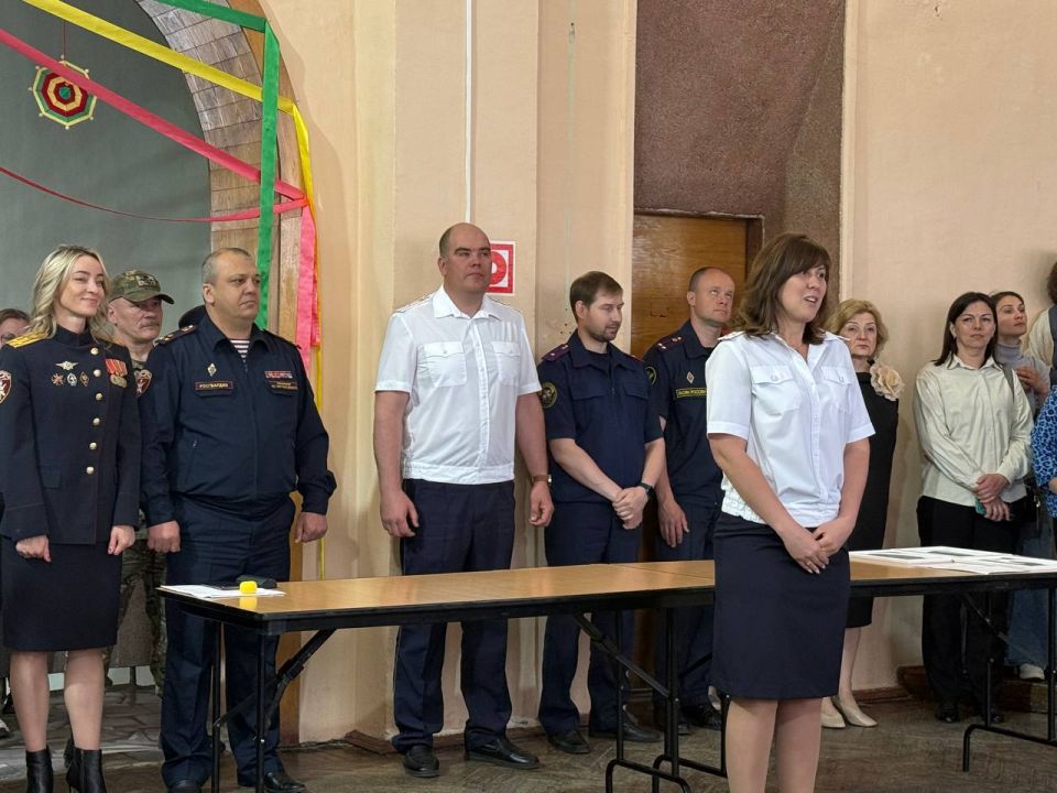 В Твери кадеты-выпускники школы № 16 торжественно простились со Знаменем В Твери кадеты-выпускники школы № 16 торжественно простились со Знаменем