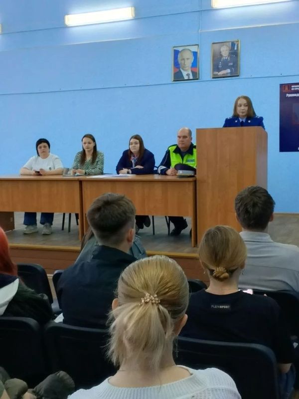 Сотрудники Госавтоинспекции города Твери провели занятие с подростками, состоящими на учете в органах и учреждениях, осуществляющих профилактику безнадзорности и правонарушений несовершеннолетних Сотрудники Госавтоинспекции города Твери провели занятие с подростками, состоящими на учете в органах и учреждениях, осуществляющих профилактику безнадзорности и правонарушений несовершеннолетних