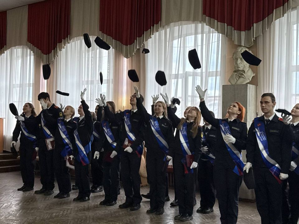 В Твери кадеты-выпускники школы № 16 торжественно простились со Знаменем В Твери кадеты-выпускники школы № 16 торжественно простились со Знаменем