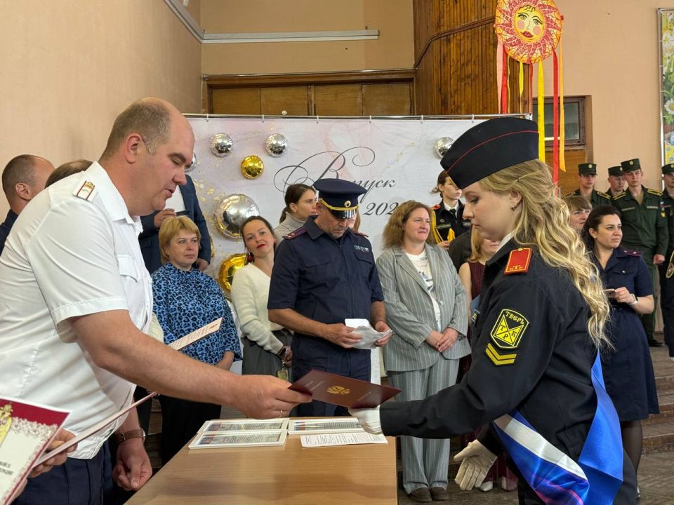 В Твери кадеты-выпускники школы № 16 торжественно простились со Знаменем В Твери кадеты-выпускники школы № 16 торжественно простились со Знаменем