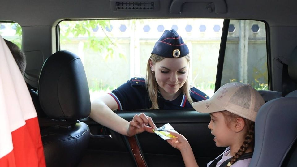 Тверские автоинспекторы провели акцию «Без кресла нет поездки!» Тверские автоинспекторы провели акцию «Без кресла нет поездки!»