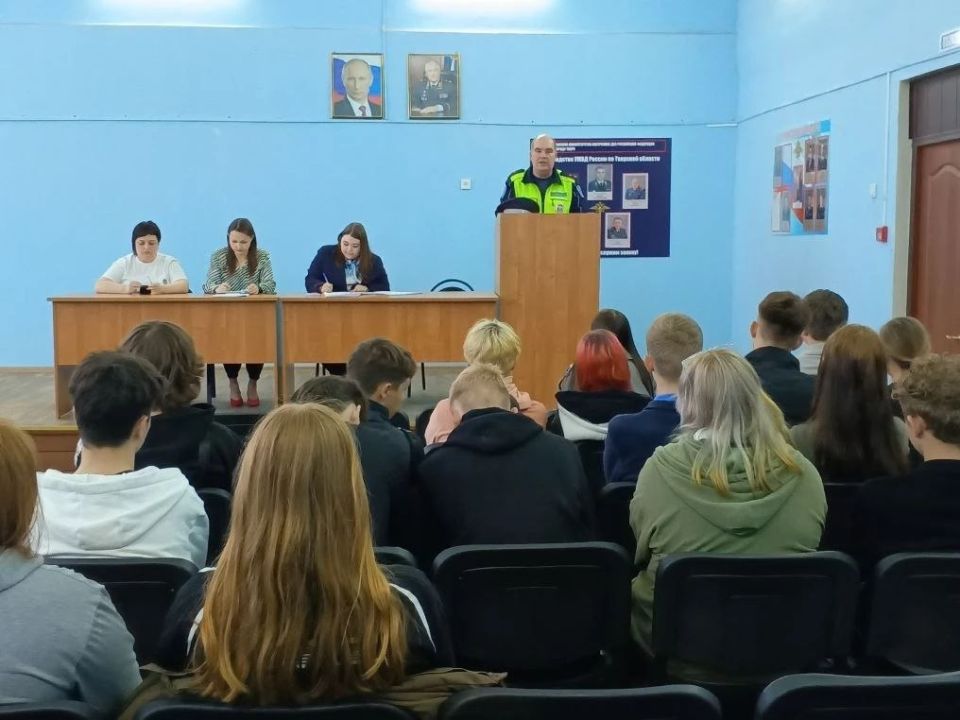 Сотрудники Госавтоинспекции города Твери провели занятие с подростками, состоящими на учете в органах и учреждениях, осуществляющих профилактику безнадзорности и правонарушений несовершеннолетних