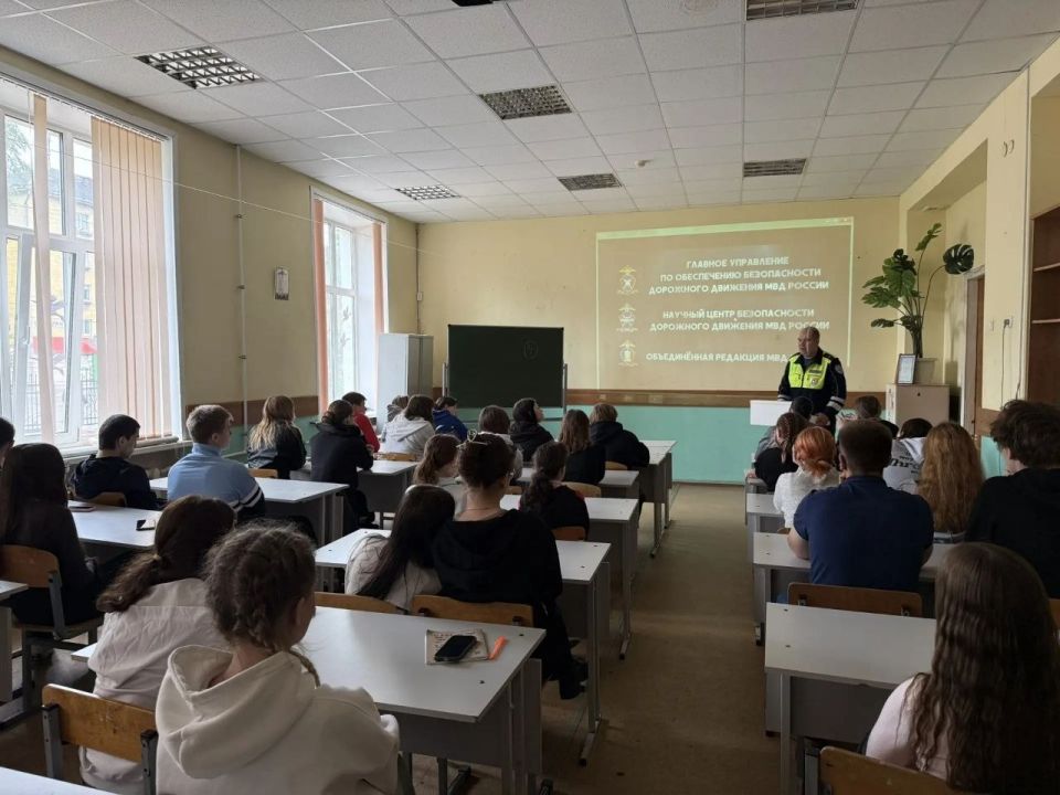 Госавтоинспекция города Твери провела обучающее мероприятие «Соблюдаем ПДД» для студентов Тверского кооперативного техникума Госавтоинспекция города Твери провела обучающее мероприятие «Соблюдаем ПДД» для студентов Тверского кооперативного техникума