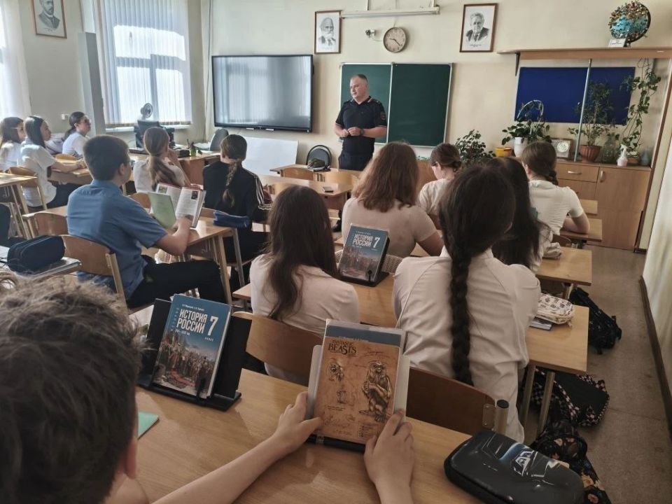 В преддверии летних каникул в школах Твери прошел Единый урок дорожной безопасности В преддверии летних каникул в школах Твери прошел Единый урок дорожной безопасности
