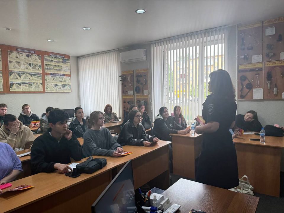 Тверские автоинспекторы провели беседу по Правилам дорожного движения с кандидатами в водители Тверские автоинспекторы провели беседу по Правилам дорожного движения с кандидатами в водители