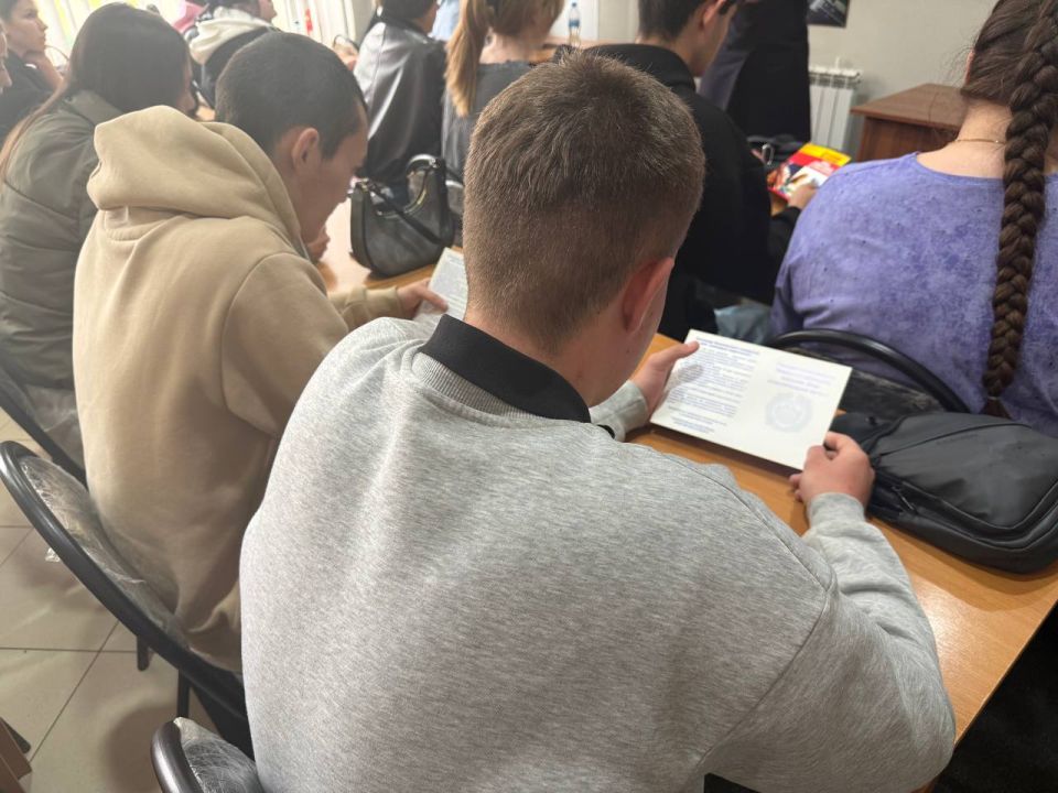 Тверские автоинспекторы провели беседу по Правилам дорожного движения с кандидатами в водители Тверские автоинспекторы провели беседу по Правилам дорожного движения с кандидатами в водители
