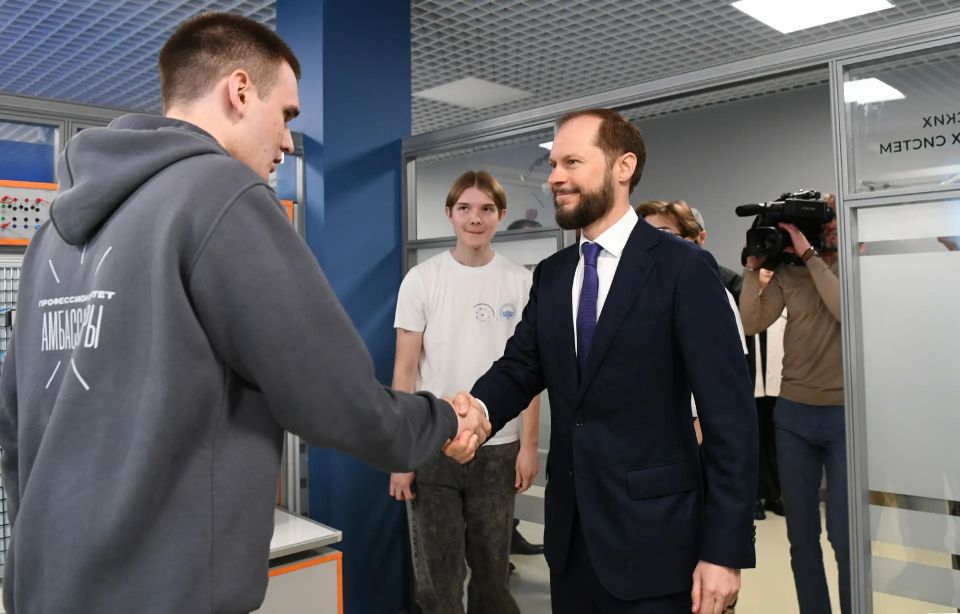 Виталий Королев: Сегодня побывал на ярмарке вакансий «Мое трудовое лето» для подростков в тверском колледже Коняева Виталий Королев: Сегодня побывал на ярмарке вакансий «Мое трудовое лето» для подростков в тверском колледже Коняева