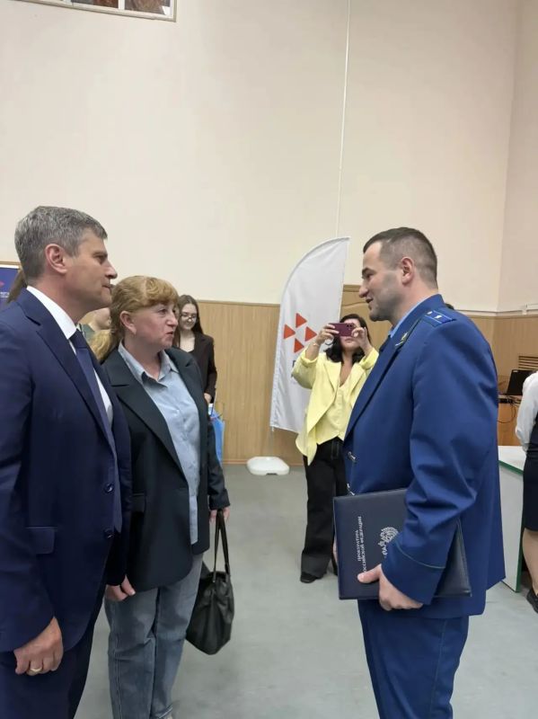 Сегодня, 29 мая, работники прокуратуры приняли участие в ярмарке вакансий для молодёжи «Моё трудовое лето» Сегодня, 29 мая, работники прокуратуры приняли участие в ярмарке вакансий для молодёжи «Моё трудовое лето»