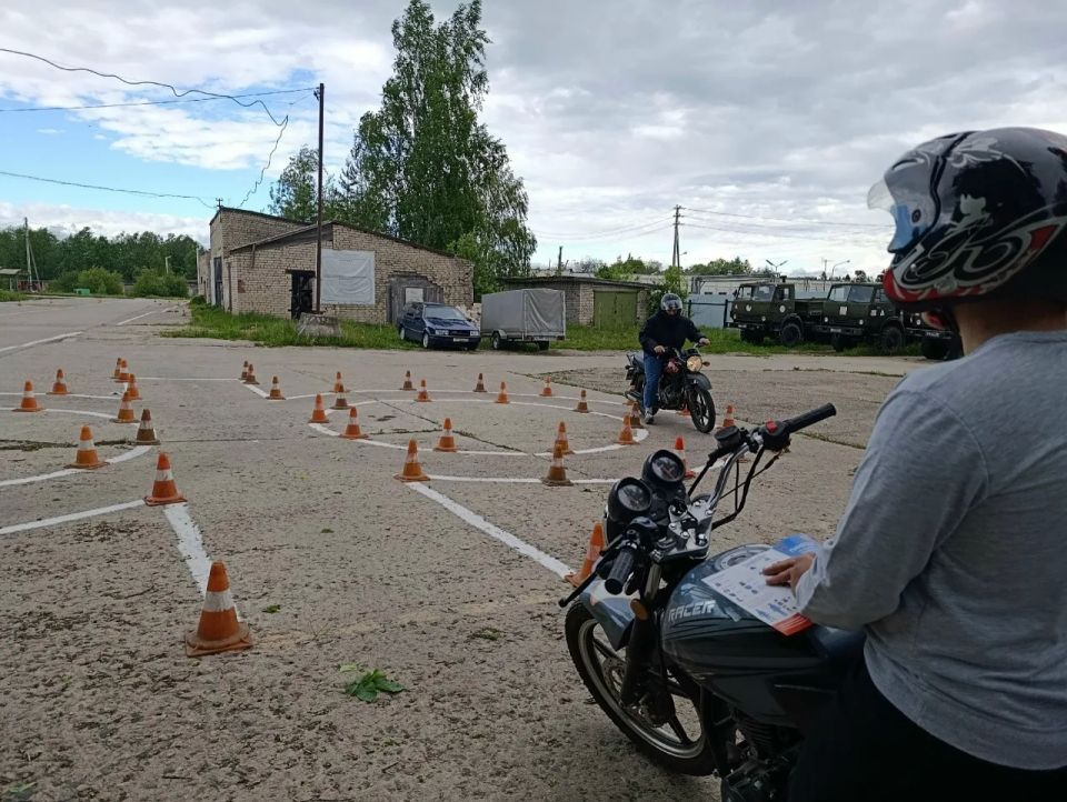 В Удомле кандидатам в водители мототранспорта напомнили о навыках безопасного поведения на дорогах В Удомле кандидатам в водители мототранспорта напомнили о навыках безопасного поведения на дорогах
