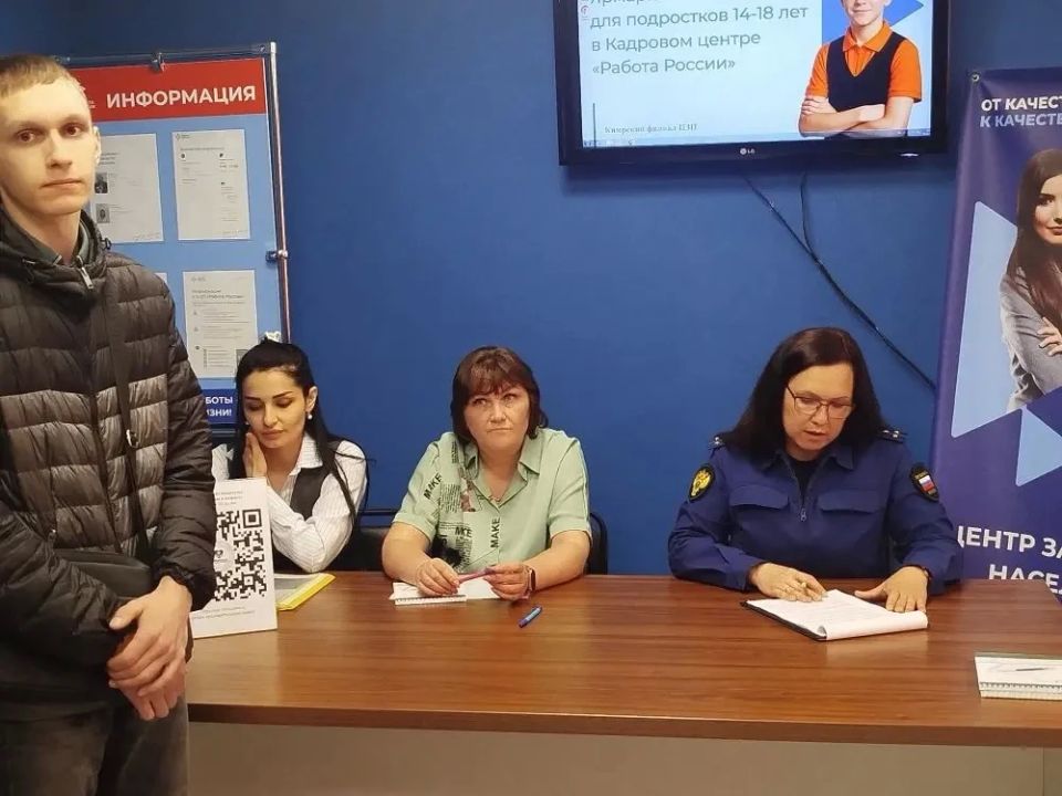Сегодня, 29 мая, работники прокуратуры приняли участие в ярмарке вакансий для молодёжи «Моё трудовое лето» Сегодня, 29 мая, работники прокуратуры приняли участие в ярмарке вакансий для молодёжи «Моё трудовое лето»