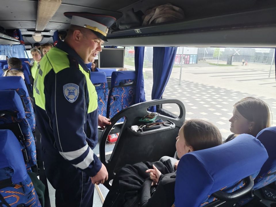 Госавтоинспекция города Твери провела инструктаж с организованной группой детей в автобусе Госавтоинспекция города Твери провела инструктаж с организованной группой детей в автобусе