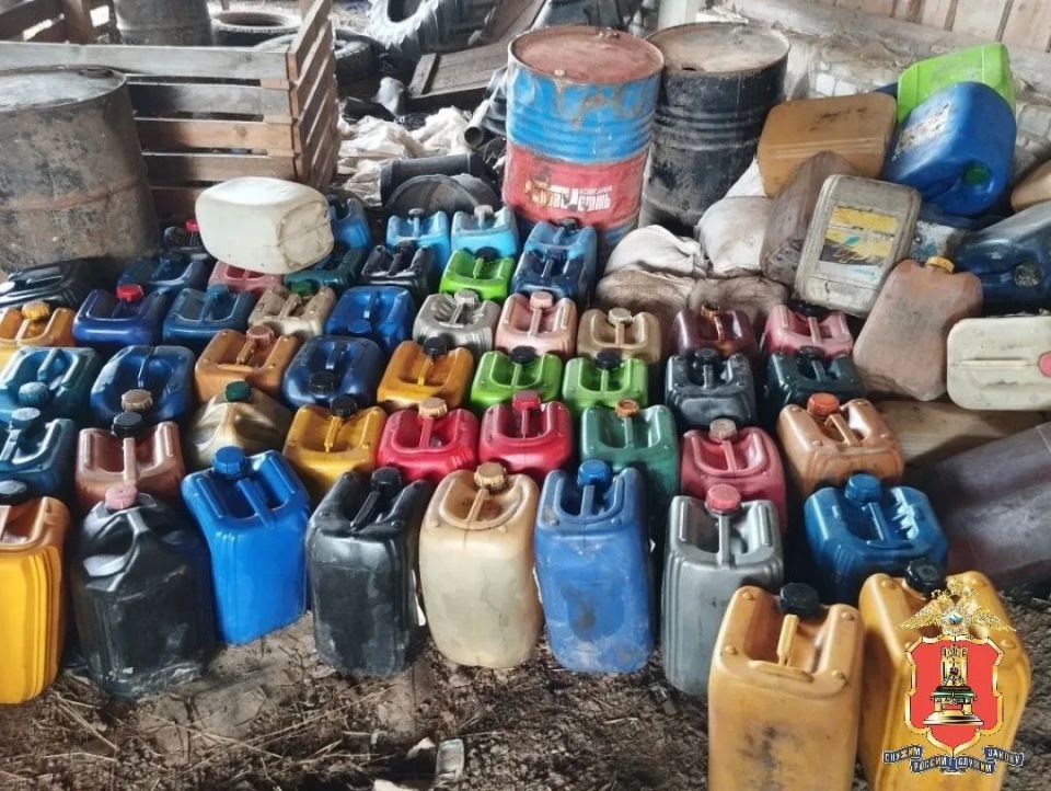 В БЕЖЕЦКЕ ПОЛИЦЕЙСКИЕ ЗАДЕРЖАЛИ ЧЕТВЕРЫХ ЗЛОУМЫШЛЕННИКОВ, ПОХИТИВШИХ ДВЕ ТОННЫ ДИЗЕЛЬНОГО ТОПЛИВА