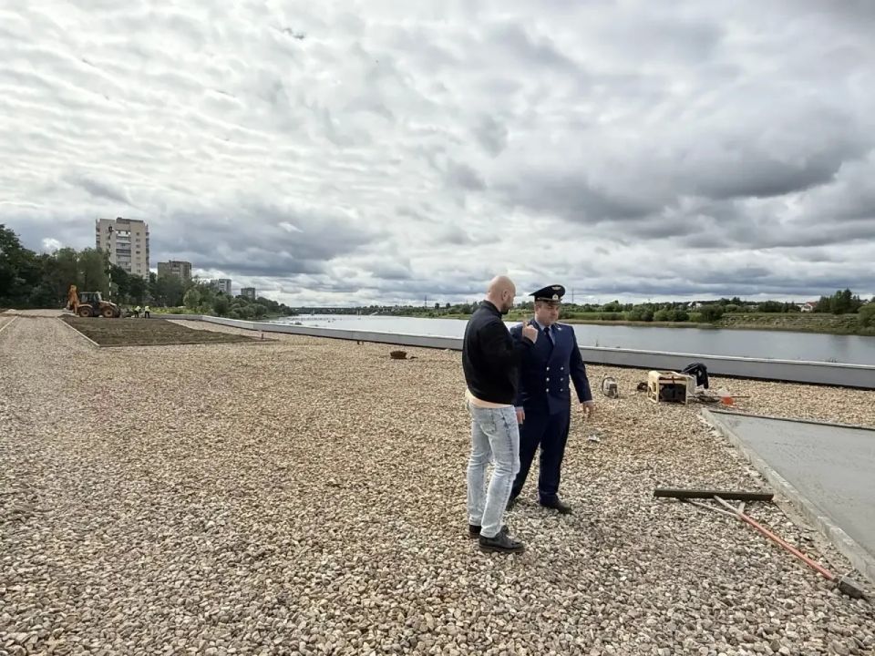 Прокурор Пролетарского района г. Твери Олег Рузаев проверил ход выполнения работ по благоустройству общественной территории «Продолжение Мигаловской набережной»