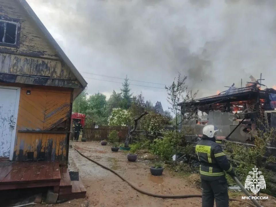 Спасли соседний дом. Сегодня днем поступило сообщение о пожаре в дачном доме в СНТ «Маталлист» Нелидовского МО. Огнеборцы 42 ПСЧ оперативно ликвидировали возгорание и не допустили перехода пламени на соседние строения Спасли соседний дом. Сегодня днем поступило сообщение о пожаре в дачном доме в СНТ «Маталлист» Нелидовского МО. Огнеборцы 42 ПСЧ оперативно ликвидировали возгорание и не допустили перехода пламени на соседние строения