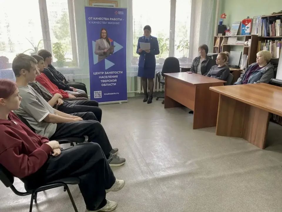 Сегодня, 29 мая, работники прокуратуры приняли участие в ярмарке вакансий для молодёжи «Моё трудовое лето» Сегодня, 29 мая, работники прокуратуры приняли участие в ярмарке вакансий для молодёжи «Моё трудовое лето»
