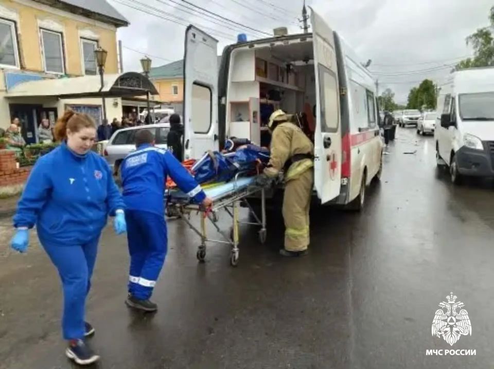 Массовое ДТП. Сегодня огнеборцы 13 ПСЧ ликвидировали последствия ДТП на улице Дзержинского в Торжке, где грузовой автомобиль совершил столкновение с легковыми автомобилями Массовое ДТП. Сегодня огнеборцы 13 ПСЧ ликвидировали последствия ДТП на улице Дзержинского в Торжке, где грузовой автомобиль совершил столкновение с легковыми автомобилями