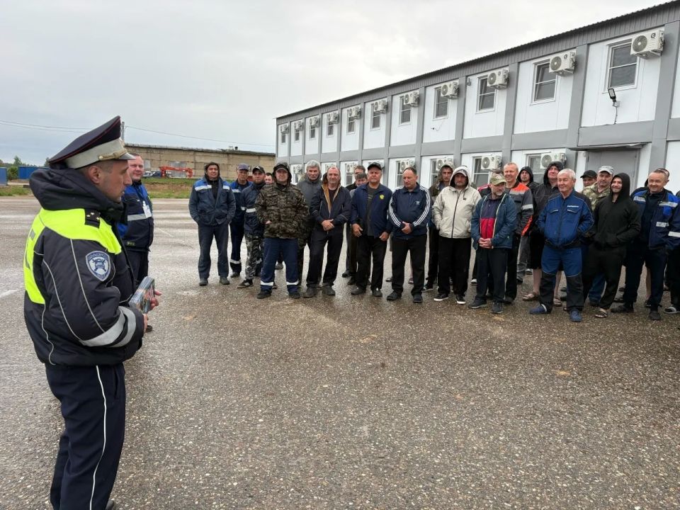 Торжокские автоинспекторы провели встречу с водителями автотранспортной организации