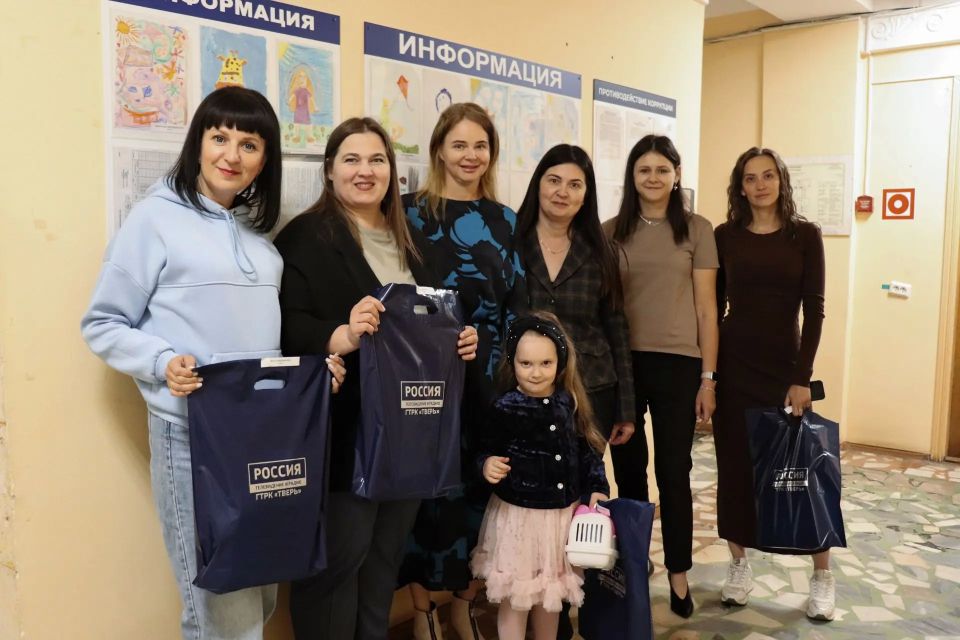 В ГТРК «Тверь» наградили юных художников в День защиты детей В ГТРК «Тверь» наградили юных художников в День защиты детей