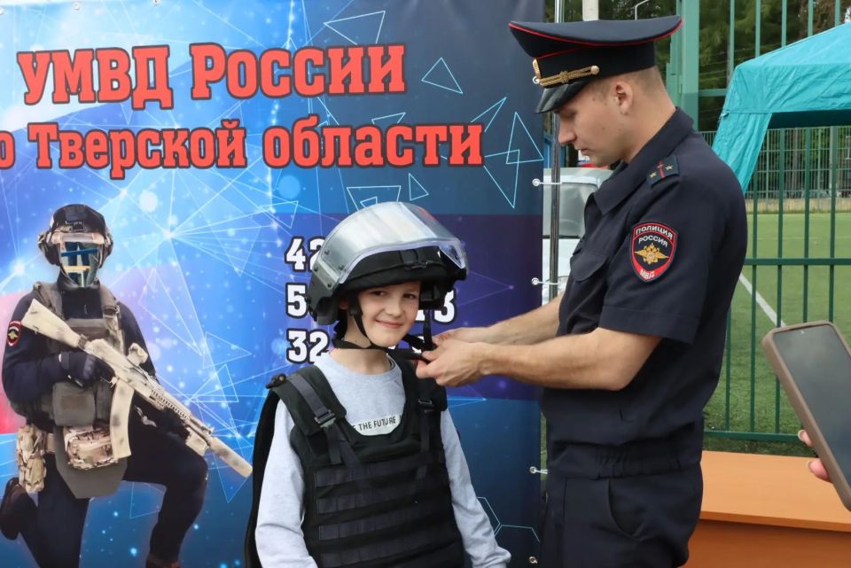 В День защиты детей полицейские организовали детский праздник В День защиты детей полицейские организовали детский праздник