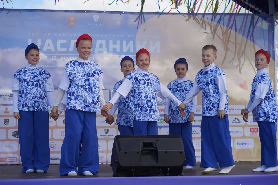 Более 40 многодетных семей, школьники Тверской области, гости Верхневолжья участвовали в III ежегодном фестивале «Наследники» в Завидово Более 40 многодетных семей, школьники Тверской области, гости Верхневолжья участвовали в III ежегодном фестивале «Наследники» в Завидово