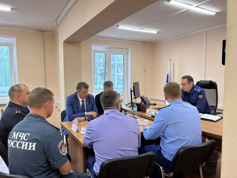 В рамках рабочей поездки в Конаковский муниципальный округ прокурор Тверской области Денис Назаренко официально представил назначенного межрайонного прокурора, а также провел личный прием граждан В рамках рабочей поездки в Конаковский муниципальный округ прокурор Тверской области Денис Назаренко официально представил назначенного межрайонного прокурора, а также провел личный прием граждан