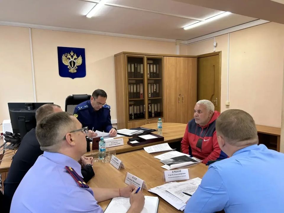 В рамках рабочей поездки в Конаковский муниципальный округ прокурор Тверской области Денис Назаренко официально представил назначенного межрайонного прокурора, а также провел личный прием граждан В рамках рабочей поездки в Конаковский муниципальный округ прокурор Тверской области Денис Назаренко официально представил назначенного межрайонного прокурора, а также провел личный прием граждан
