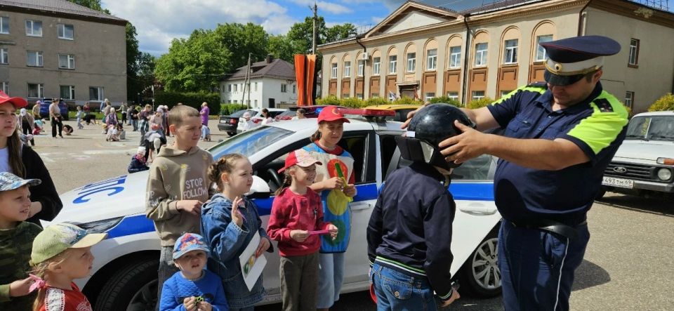 Сотрудники Западнодвинской Госавтоинспекции поздравили девчонок и мальчишек с Международным днем защиты детей Сотрудники Западнодвинской Госавтоинспекции поздравили девчонок и мальчишек с Международным днем защиты детей