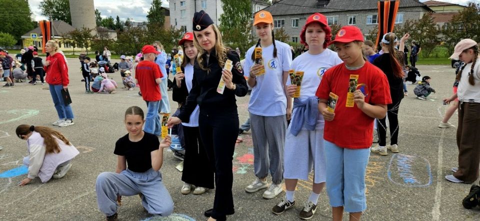 Сотрудники Западнодвинской Госавтоинспекции поздравили девчонок и мальчишек с Международным днем защиты детей Сотрудники Западнодвинской Госавтоинспекции поздравили девчонок и мальчишек с Международным днем защиты детей