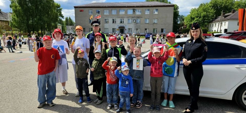 Сотрудники Западнодвинской Госавтоинспекции поздравили девчонок и мальчишек с Международным днем защиты детей Сотрудники Западнодвинской Госавтоинспекции поздравили девчонок и мальчишек с Международным днем защиты детей