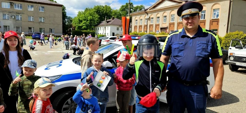 Сотрудники Западнодвинской Госавтоинспекции поздравили девчонок и мальчишек с Международным днем защиты детей Сотрудники Западнодвинской Госавтоинспекции поздравили девчонок и мальчишек с Международным днем защиты детей