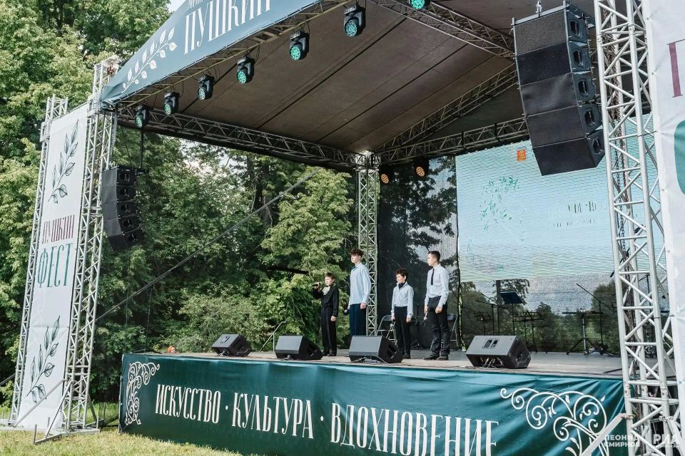 Празднование дня рождения великого русского поэта Александра Пушкина завершилось межрегиональным фестивалем искусств «Пушкинфест» в Берново Празднование дня рождения великого русского поэта Александра Пушкина завершилось межрегиональным фестивалем искусств «Пушкинфест» в Берново