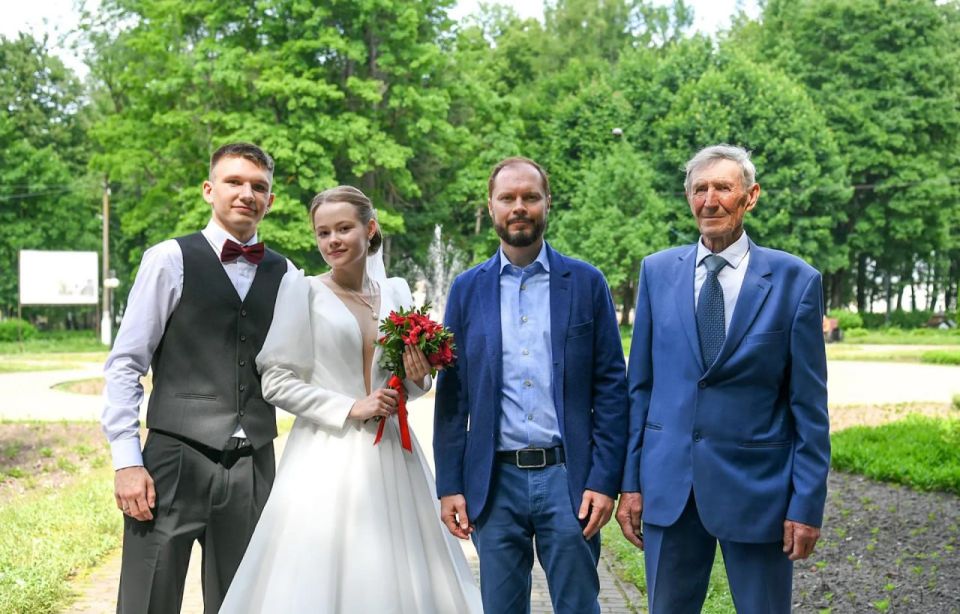 Виталий Королев исполнил мечту молодой семьи в Осташкове Виталий Королев исполнил мечту молодой семьи в Осташкове