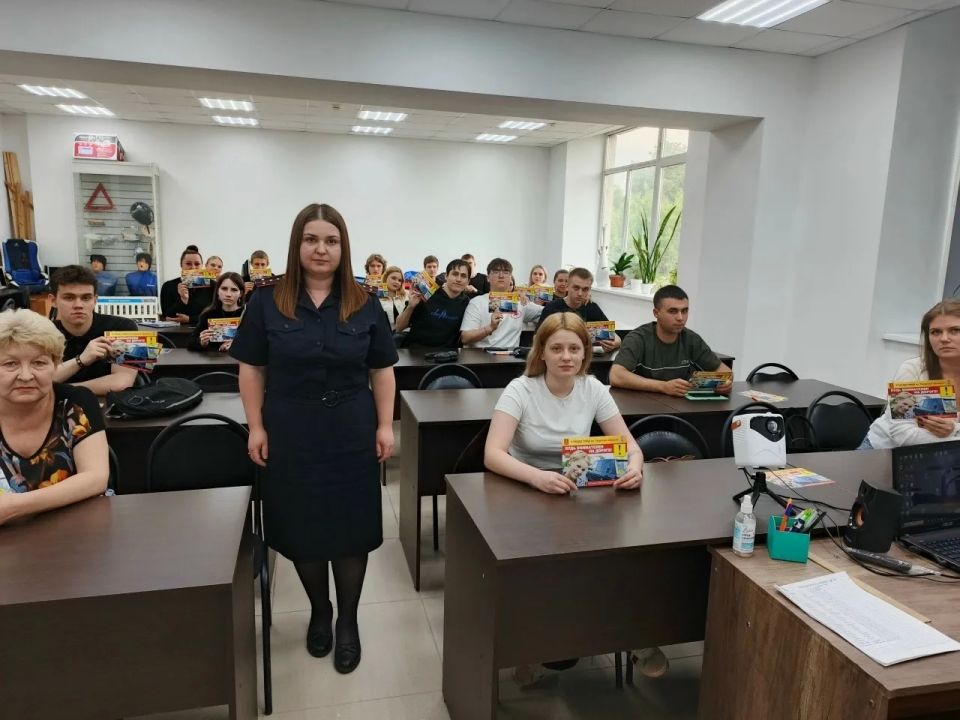 В Кимрском муниципальном округе сотрудники Госавтоинспекции провели занятия с будущими водителями В Кимрском муниципальном округе сотрудники Госавтоинспекции провели занятия с будущими водителями