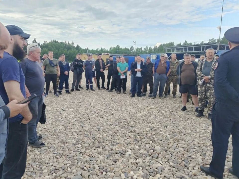 Бологовские автоинспекторы провели профилактическую работу с водителями грузового транспорта Бологовские автоинспекторы провели профилактическую работу с водителями грузового транспорта