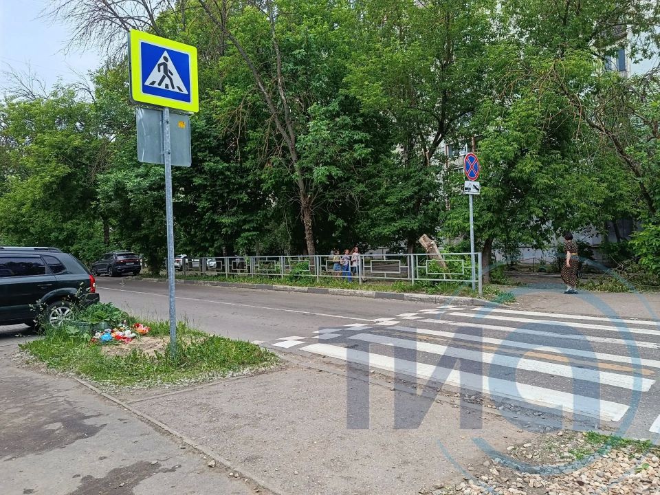 Жители Твери приносят игрушки и цветы к месту гибели маленькой девочки Жители Твери приносят игрушки и цветы к месту гибели маленькой девочки