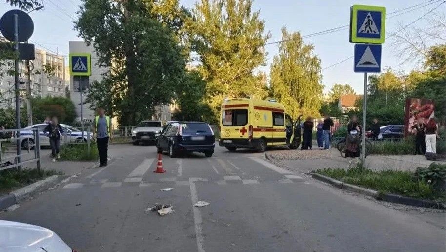 Жители Твери приносят игрушки и цветы к месту гибели маленькой девочки Жители Твери приносят игрушки и цветы к месту гибели маленькой девочки