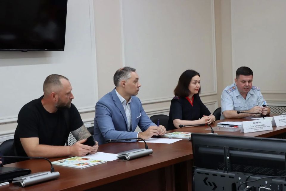 ТВЕРСКИЕ ПОЛИЦЕЙСКИЕ И ЧЛЕНЫ ОБЩЕСТВЕННОГО СОВЕТА ОБСУДИЛИ СТРАТЕГИЮ ПРОФИЛАКТИЧЕСКОЙ РАБОТЫ С ПОДРОСТКАМИ В ЛЕТНИЙ ПЕРИОД ТВЕРСКИЕ ПОЛИЦЕЙСКИЕ И ЧЛЕНЫ ОБЩЕСТВЕННОГО СОВЕТА ОБСУДИЛИ СТРАТЕГИЮ ПРОФИЛАКТИЧЕСКОЙ РАБОТЫ С ПОДРОСТКАМИ В ЛЕТНИЙ ПЕРИОД