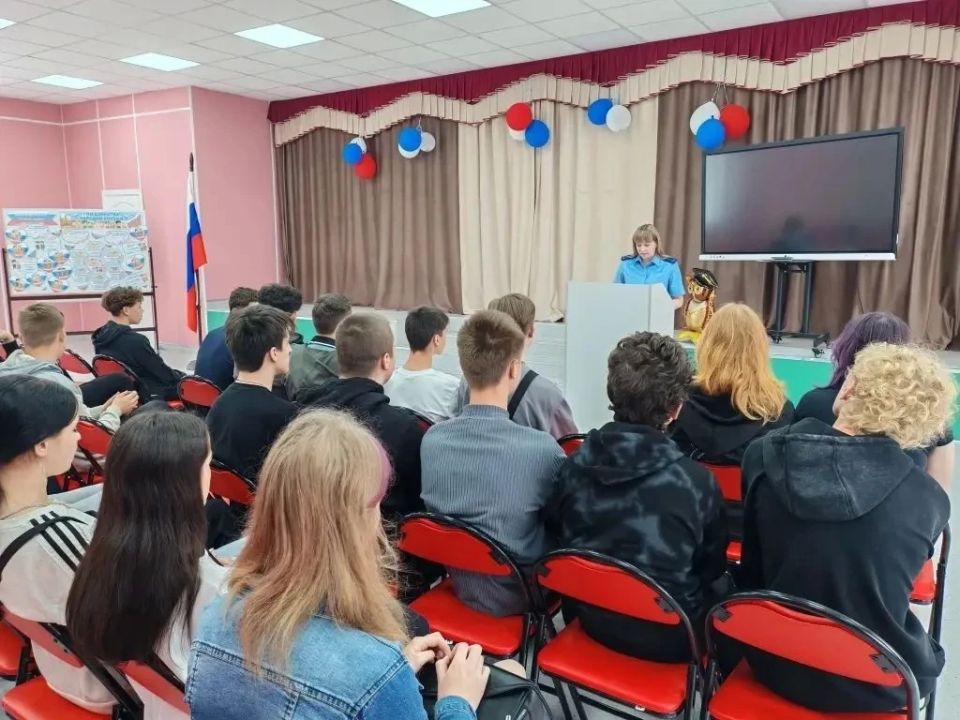 Работники прокуратуры Торопецкого района провели в МБОУ Торопецкой ООШ № 3 встречу со старшеклассниками Работники прокуратуры Торопецкого района провели в МБОУ Торопецкой ООШ № 3 встречу со старшеклассниками