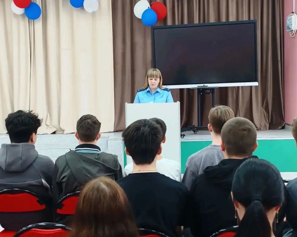 Работники прокуратуры Торопецкого района провели в МБОУ Торопецкой ООШ № 3 встречу со старшеклассниками