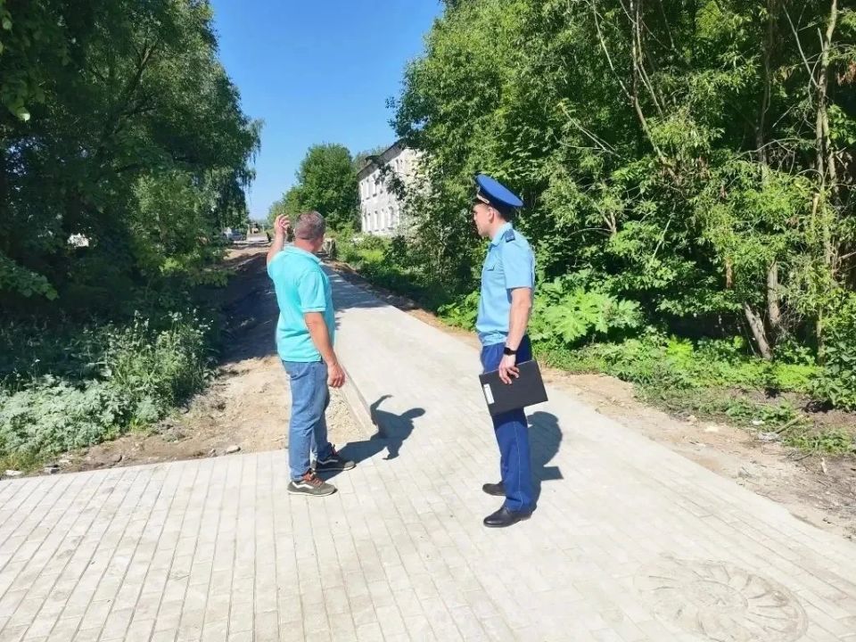 Кашинский межрайонный прокурор Игорь Патраков совместно с генеральным директором ООО "Дорожные технологии" проверил ход выполнения работ капитального ремонта дворовых территорий у многоквартирных домов на ул. Михаила... Кашинский межрайонный прокурор Игорь Патраков совместно с генеральным директором ООО "Дорожные технологии" проверил ход выполнения работ капитального ремонта дворовых территорий у многоквартирных домов на ул. Михаила...