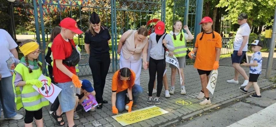 В ЗАПАДНОЙ ДВИНЕ ПРЕДСЕДАТЕЛЬ ОБЩЕСТВЕННОГО СОВЕТА ЕЛЕНА ТИХОНОВА ПРИНЯЛА УЧАСТИЕ В АКЦИИ «ТРАФАРЕТ БЕЗОПАСНОСТИ» В ЗАПАДНОЙ ДВИНЕ ПРЕДСЕДАТЕЛЬ ОБЩЕСТВЕННОГО СОВЕТА ЕЛЕНА ТИХОНОВА ПРИНЯЛА УЧАСТИЕ В АКЦИИ «ТРАФАРЕТ БЕЗОПАСНОСТИ»
