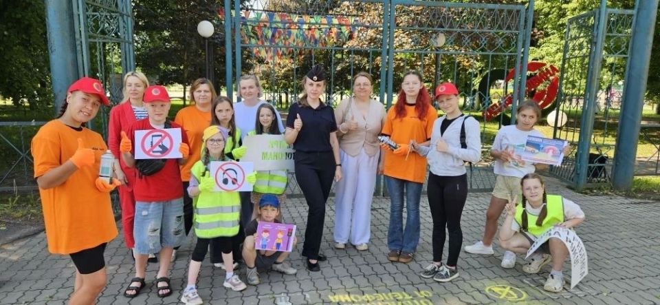 В ЗАПАДНОЙ ДВИНЕ ПРЕДСЕДАТЕЛЬ ОБЩЕСТВЕННОГО СОВЕТА ЕЛЕНА ТИХОНОВА ПРИНЯЛА УЧАСТИЕ В АКЦИИ «ТРАФАРЕТ БЕЗОПАСНОСТИ»