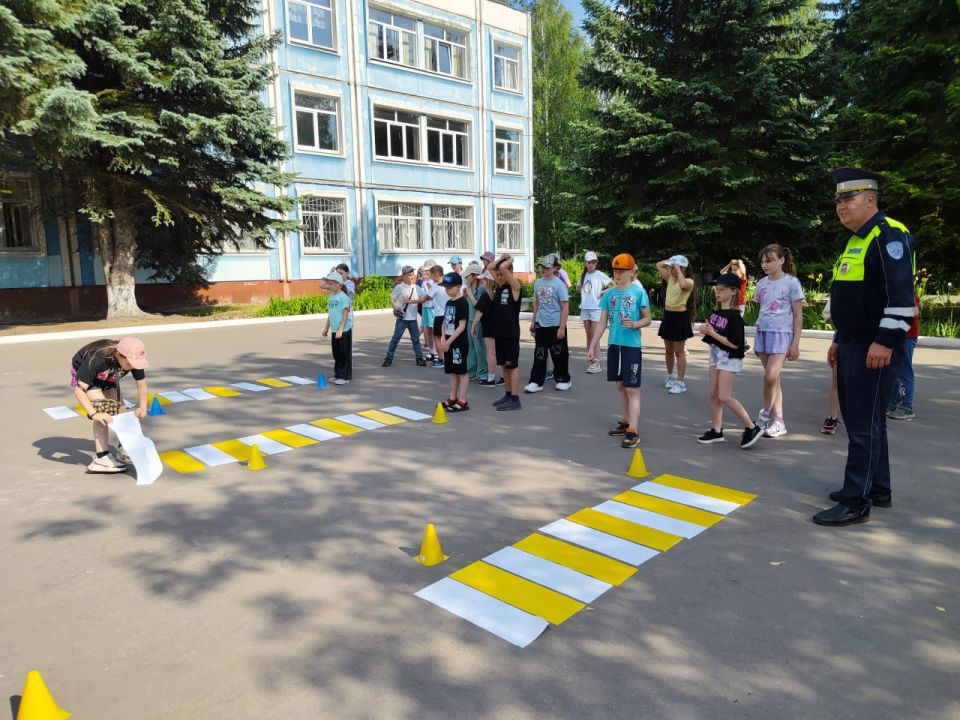 Тверские автоинспекторы провели мероприятие «Правила дорожные знаю и их соблюдаю» в пришкольном лагере СОШ № 1 Тверские автоинспекторы провели мероприятие «Правила дорожные знаю и их соблюдаю» в пришкольном лагере СОШ № 1