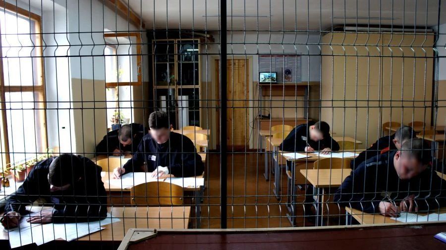 Как в школе, только строже: в Твери осужденные сдают экзамены за решеткой
