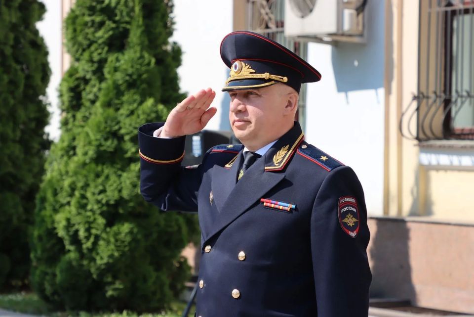 В КАНУН ДНЯ РОССИИ В УМВД РОССИИ ПО ТВЕРСКОЙ ОБЛАСТИ МОЛОДЫМ СОТРУДНИКАМ ВРУЧИЛИ ПЕРВЫЕ ПОГОНЫ
