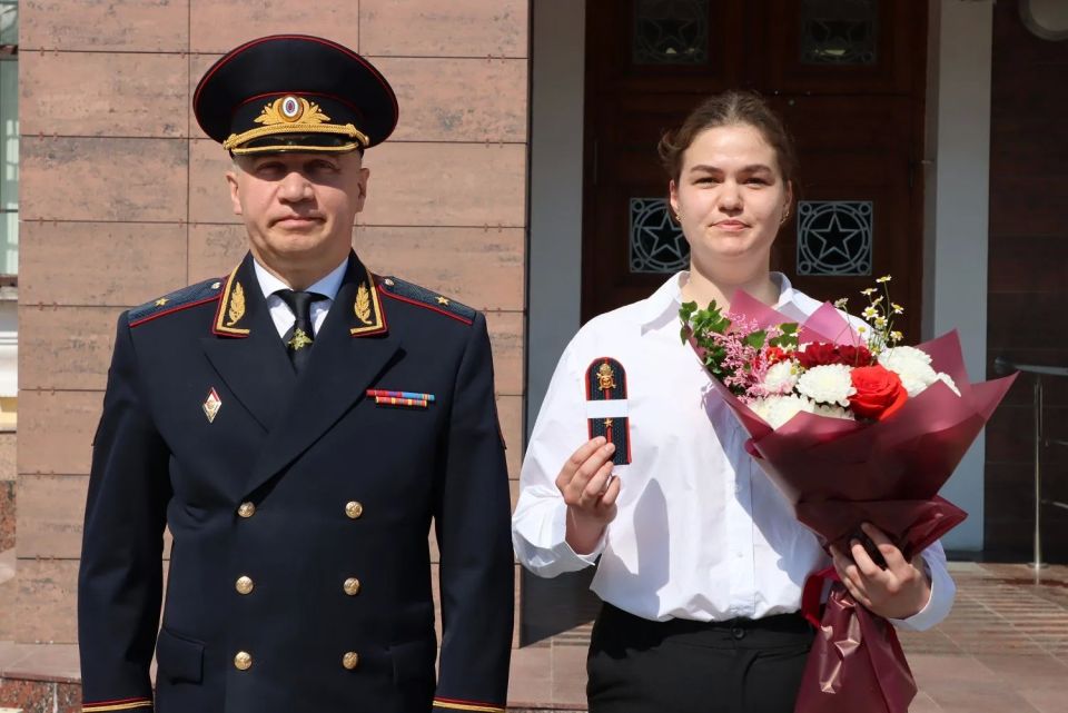 В КАНУН ДНЯ РОССИИ В УМВД РОССИИ ПО ТВЕРСКОЙ ОБЛАСТИ МОЛОДЫМ СОТРУДНИКАМ ВРУЧИЛИ ПЕРВЫЕ ПОГОНЫ В КАНУН ДНЯ РОССИИ В УМВД РОССИИ ПО ТВЕРСКОЙ ОБЛАСТИ МОЛОДЫМ СОТРУДНИКАМ ВРУЧИЛИ ПЕРВЫЕ ПОГОНЫ