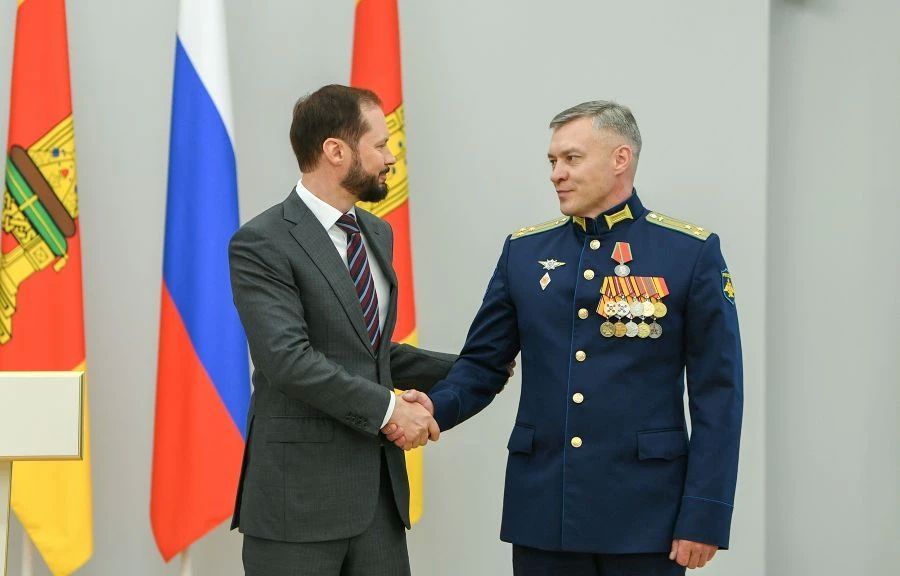 Накануне Дня России Виталий Королев вручил награды жителям Верхневолжья Накануне Дня России Виталий Королев вручил награды жителям Верхневолжья