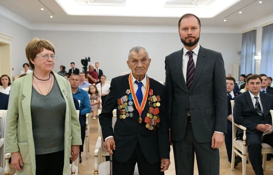 Накануне Дня России Виталий Королев вручил награды жителям Верхневолжья