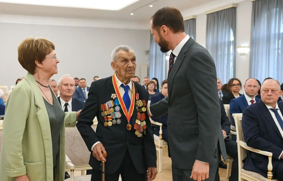 Виталий Королев вручил орден «За доблестный труд» 105-летнему фронтовику Арсению Сухопарову